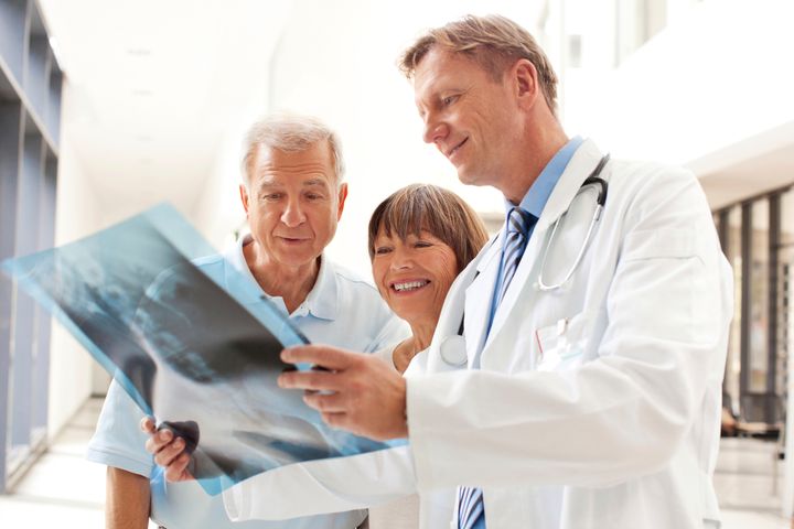 Doctor reviewing an x-ray image with patients>> Click here for all Hinterhaus Production images