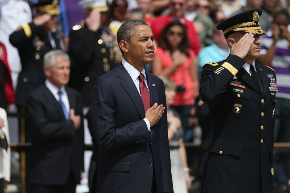 ARLINGTON, VA - MAY 27: U.S. President Barack Obama and Major Gen. Michael S. Linnington stand before a wreath ceremony on M