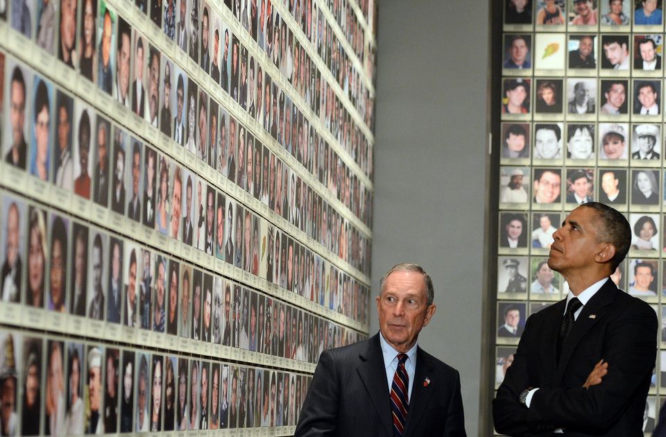 El Presidente Barack Obama acompañado por el alcalde de Nueva York, Michael Bloomberg, en el recorrido por el museo y memorial del 9/11. 