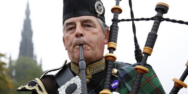 EDINBURG, SCOTLAND - SEPTEMBER 18: A bagpipe player, supporter of 'Yes' campaign during the referendum on whether the Scotland should stay in the UK or becomes an independent nation in Edinburgh, Scotland, on September 18, 2014. (Photo by Yunus Kaymaz / Anadolu Agency / Getty Images)