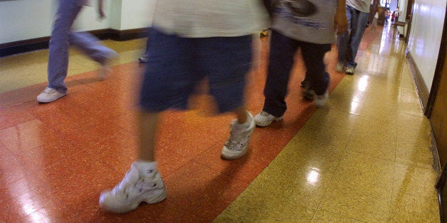 391429 07: Students hustle through a hallway between classes during summer school July 3, 2001 at Brentano Academy in Chicago. More than half of Chicago''s 430,000 public school students must attend summer school this year before they can go on to the next grade, Chicago Public School officials say. Former Chicago schools chief Paul Vallas said about 245,000 pupils failed to score high enough on the Iowa Tests of Basic Skills to be promoted. (Photo by Tim Boyle/Getty Images)