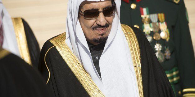Saudi new King Salman stands during the arrival of US President Barack Obama and First Lady Michelle Obama at King Khalid International Airport in Riyadh on January 27, 2015. Obama landed in Saudi Arabia to shore up ties with new King Salman and offer condolences after the death of his predecessor Abdullah. AFP PHOTO / SAUL LOEB (Photo credit should read SAUL LOEB/AFP/Getty Images)