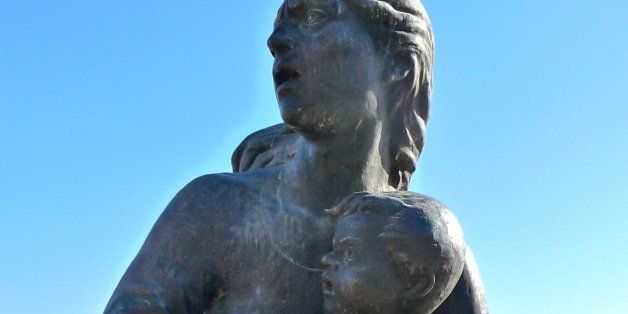 "Cette statue est un mÃ©morial pour ceux qui ont pÃ©ri, survÃ©cu et fui le gÃ©nocide de 1915. C'est un rappel des crimes perpÃ©trÃ©s contre le peuple armÃ©nien qui est restÃ© dÃ©terminÃ© dans sa foi chrÃ©tienne et son patrimoine."Statue financÃ©e par les familles de Luther Eskijian et Stephen Lazarian de Pasadena. C'est une rÃ©plique de la statue originale placÃ©e au musÃ©e Ararat Eskijian de Los Angeles (www.ararat-eskijian-museum.com/). Juin 2002. SituÃ© entre le mÃ©morial du gÃ©nocide d'Erevan et les palais des sports Karen Demirchyan.
