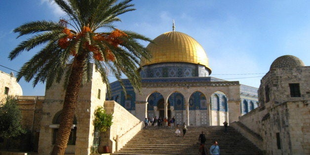 The Dome of the Rock sits at the Temple Mount site - Mount Moriah, over the rock where Abraham prepared to sacrifice his son Isaac and where Solomon built the Jewish First Temple 1000 years before Christ. The Dome was built between 685 and 691 and is Islam's third most holiest place after Mecca and Medina. A CÃºpula da Rocha estÃ¡ sobre o Monte do Templo - Monte Moriah, sobre a pedra onde AbraÃ£o preparou seu filho Isaac para o sacrifÃcio e onde o rei SalomÃ£o construiu o primeiro templo, 1000 anos antes de Cristo. A CÃºpula foi construÃda entre 685 e 691, sendo o terceiro lugar mais sagrado para os muÃ§ulmanos, depois de Meca e Medina More info / Mais informaÃ§Ã£o:en.wikipedia.org/wiki/Dome_of_the_Rockwww.sacredsites.com/middle_east/israel/jerusalem.htmlwww.islamic-awareness.org/History/Islam/Dome_Of_The_Rock/www.templemount.org/moriah2.htmlTo browse through my Jerusalem photos using flickriver/ Para ver minhas fotos de JerusalÃ©m com o flickriver Or here to see photos with descriptions / ou aqui para ler as descriÃ§Ãµes das fotos 