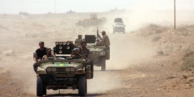 Iraqi security forces and paramilitaries deploy, on May 26, 2015, in al-Nibaie area, north-west of Baghdad, during an operati