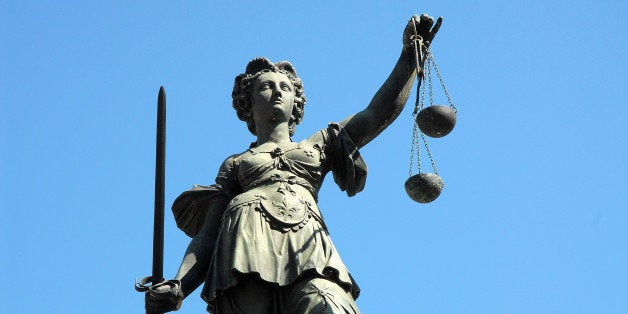 Justitia Justice Statue Denkmal Skulptur sculpture Römerberg Frankfurt Gerechtigkeit.