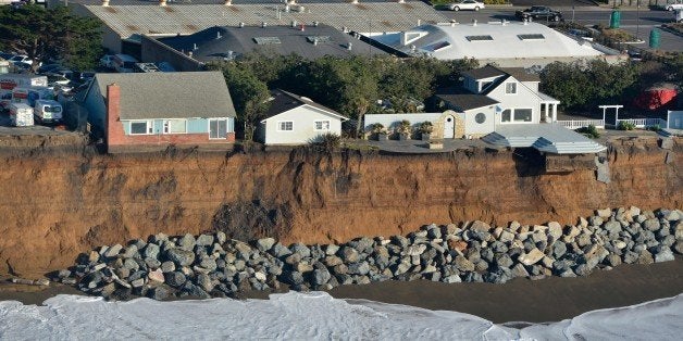 Houses are seen hanging over a cliff in Pacifica, California on January 27, 2016.Storms and powerful waves caused by El Nino have been intensifying erosion along nearby coastal bluffs and beaches in the area. / AFP / JOSH EDELSON (Photo credit should read JOSH EDELSON/AFP/Getty Images)