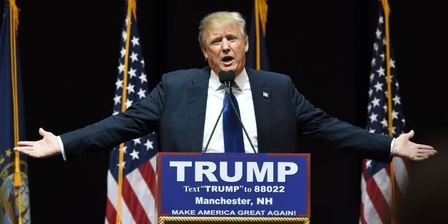 US Republican presidential hopeful Donald Trump speaks to the crowd during a rally February 8, 2016 in Manchester, NH.
US pr