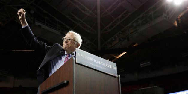 Democratic presidential candidate Bernie Sanders greets the crowd during a rally at Key Arena on March 20, 2016 in Seattle. / AFP / Jason Redmond (Photo credit should read JASON REDMOND/AFP/Getty Images)