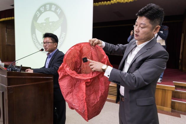 9일 경기 고양경찰서에서 열린 고양저유소 화재 사건 중간수사결과 브리핑에서 수사관계자가 화재 원인이 된 풍등과 같은 종류의 풍등을 공개하고 있다.