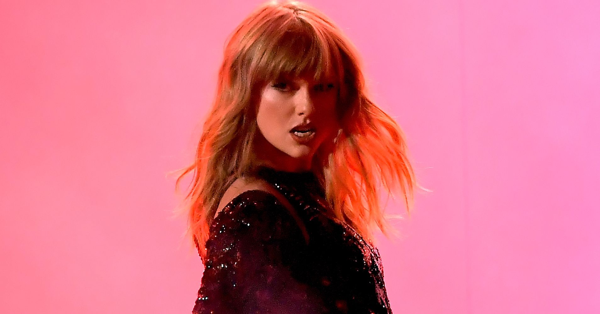 Taylor Swift Opens 2018 Amas With Explosive ‘i Did Something Bad Performance Huffpost 