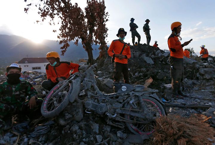 Συνεργεία διάσωσης δουλεύουν στο Παλού της Ινδονησίας. Οι νεκροί από τον σεισμό και το τσουνάμι της 28ης Σεπτεμβρίου ξεπέρασαν τους 2.000.