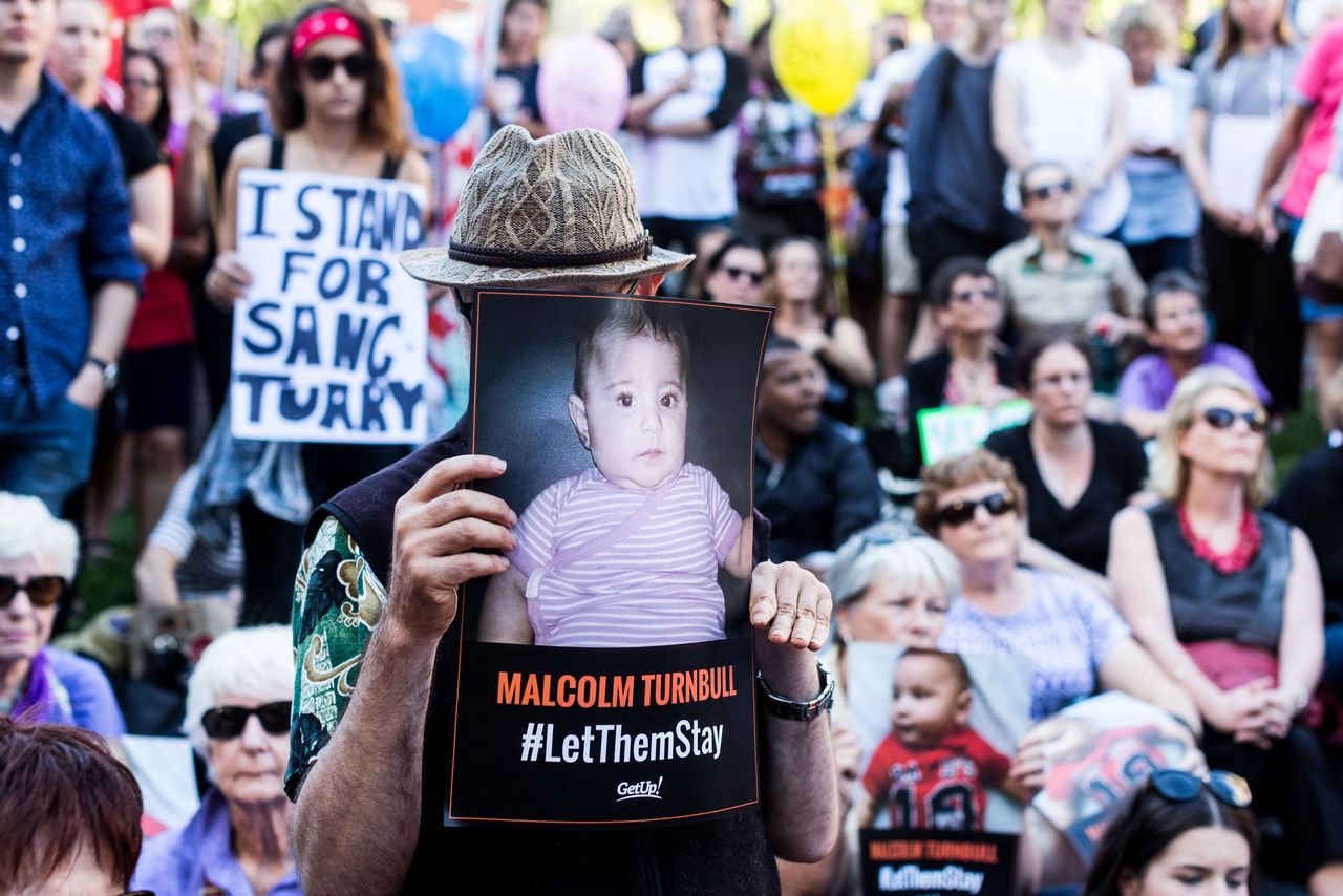 Διαδήλωση στην Αυστραλία υπέρ της προσφυγής στο Ανώτατο Δικαστήριο που αμφισβητούσε το δικαίωμα της κυβέρνησης να περιορίζει στο Ναουρού πρόσφυγες και οικονομικούς μετανάστες. Διαδηλωτής κρατά τη φωτογραφία ενός από τα παιδιά που κρατούνταν στο νησί το 2016