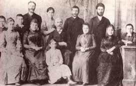 Ο Ηλίας Κωνσταντινίδης με τα παιδιά του στην Τραπεζούντα. Πρώτος από αριστερά στη δεύτερη σειρά ο Γ. Σκληρός