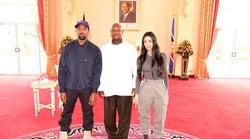 Οι Κιμ Καρντάσιαν και Κάνιε Γουέστ έκαναν δώρο ένα ζευγάρι σνίκερς στον πρόεδρο της Ουγκάντα