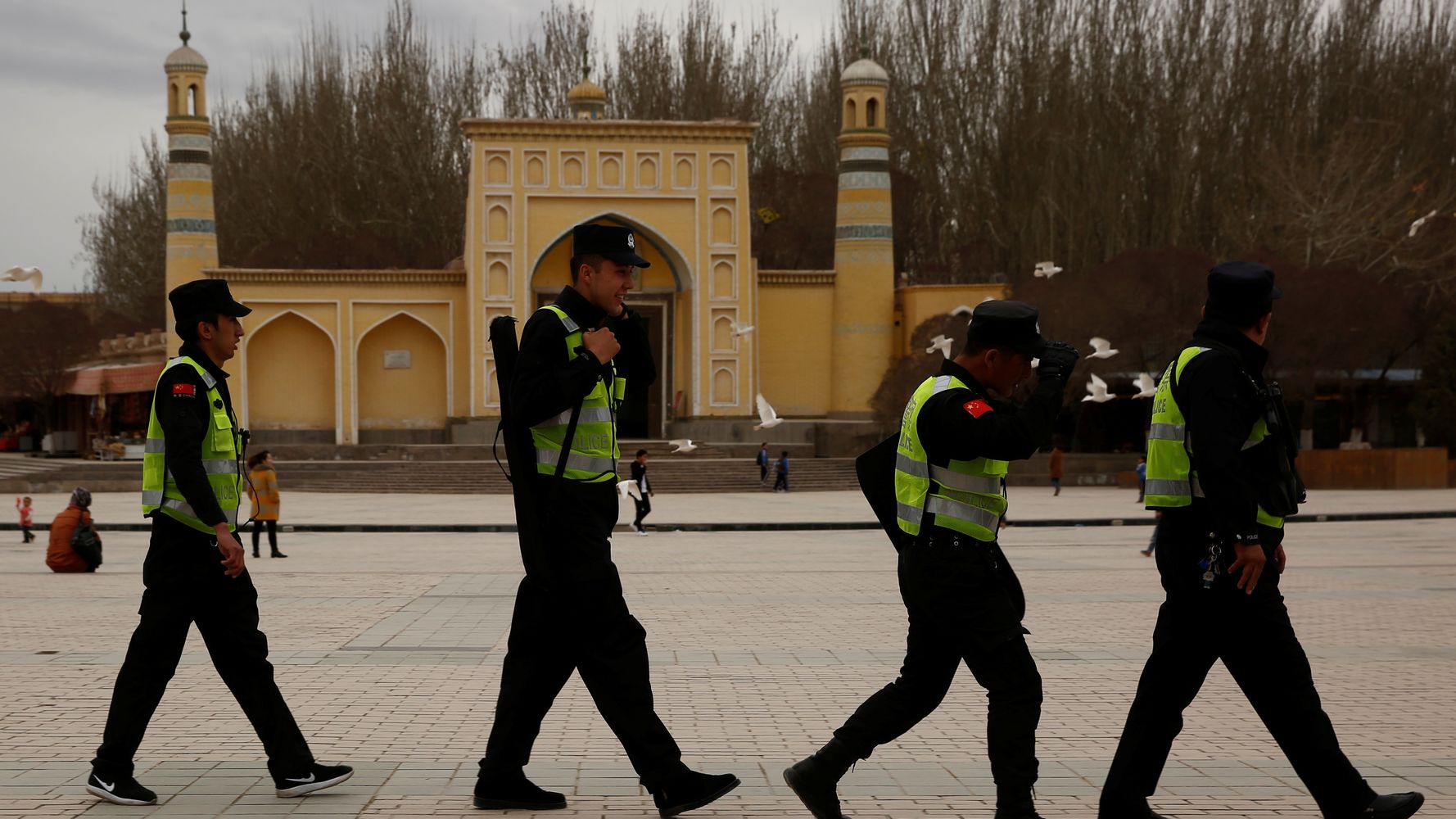 Мусульманское движение. Кашгар полиция. Полиция в мусульманском храме. Уйгуры полиция.