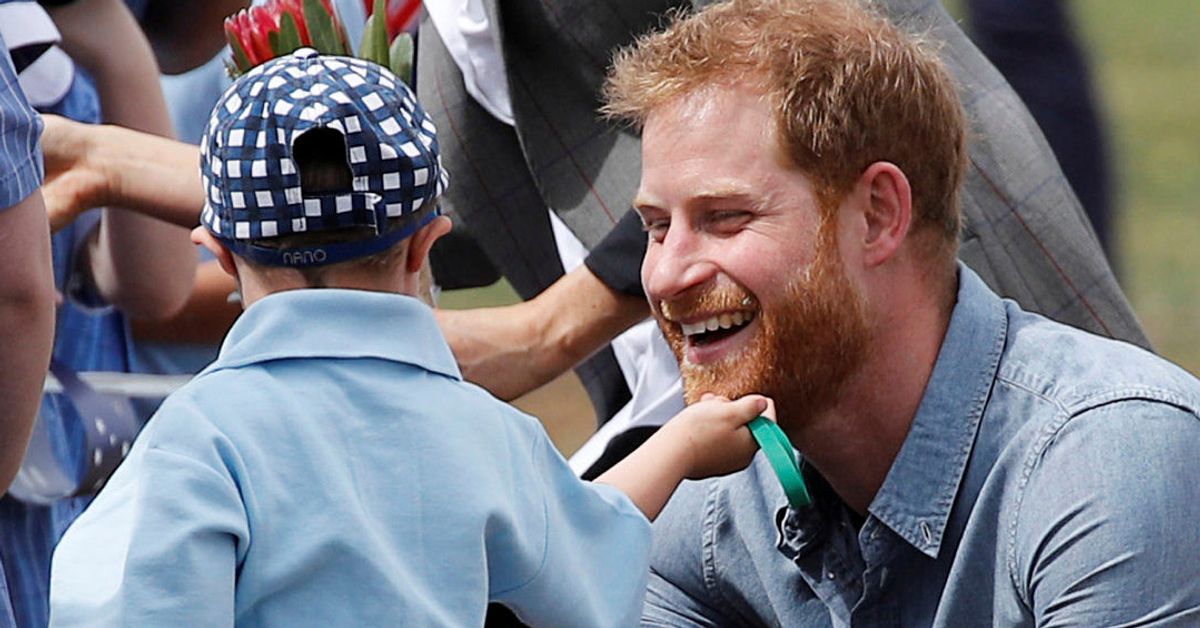 Little Boy Tickles Prince Harry's Beard, Melts People's Hearts ...