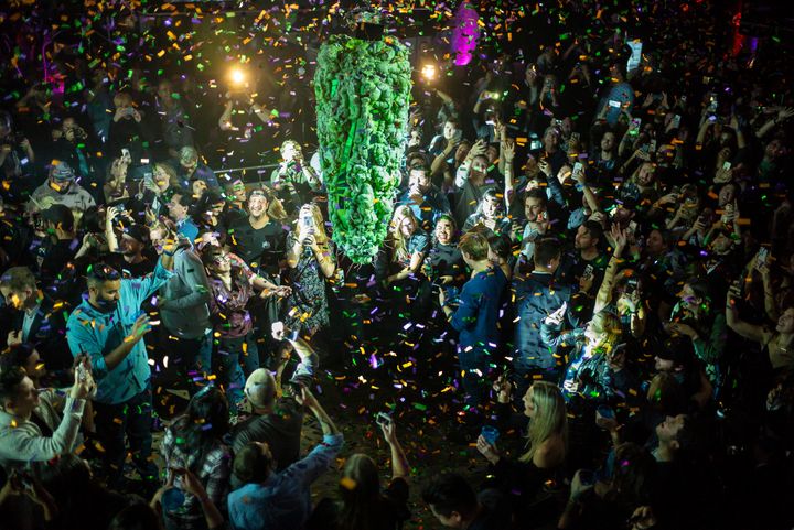 Κάτοικοι του Τορόντο ετοιιμάζονταν να γιορτάσουν μόλις οι δείκτες των ρολογιών έδειχναν μεσάνυχτα.