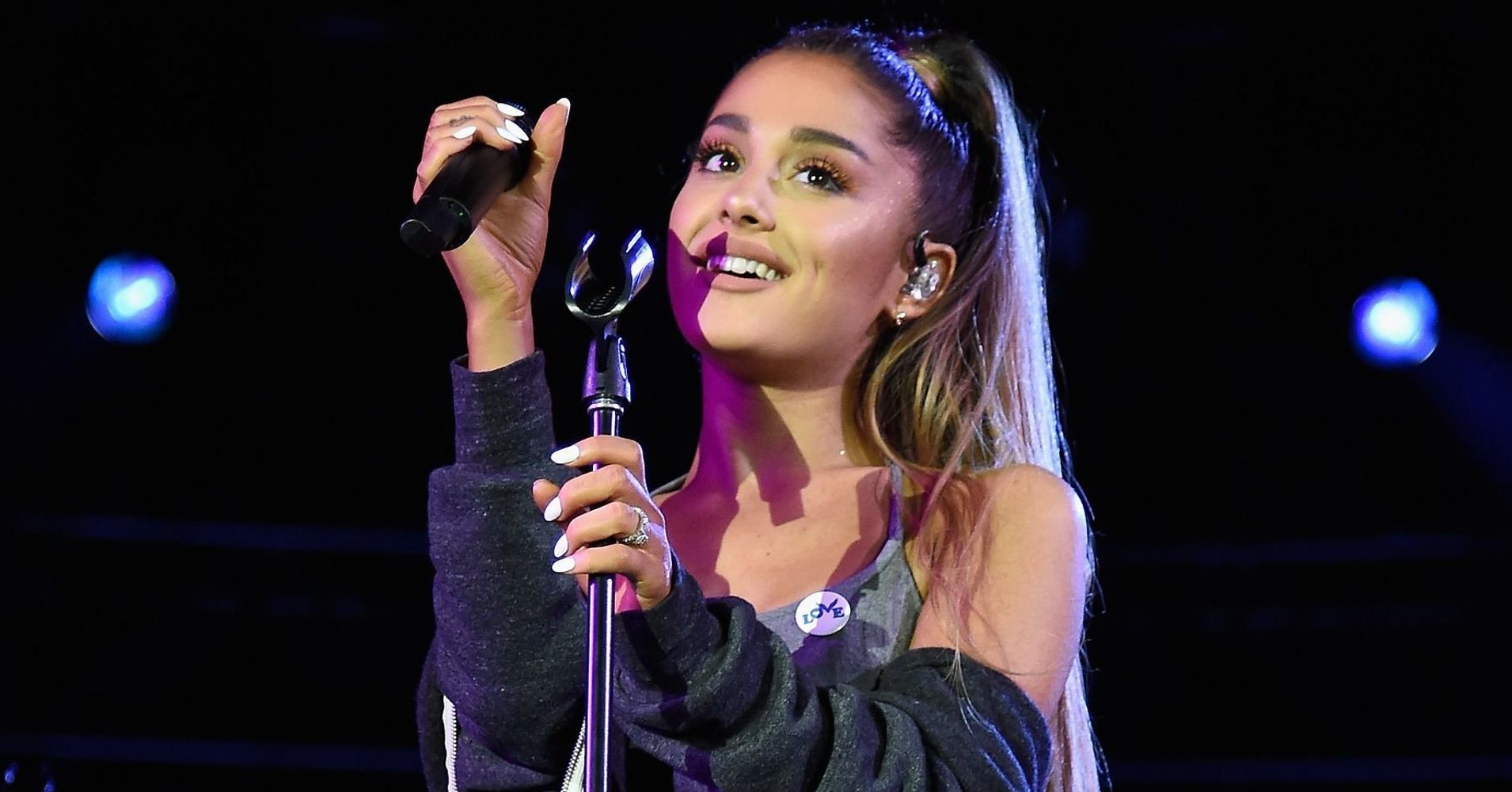 Ariana Grande Says Bye Bye To Internet For A Bit Its Very Sad Huffpost 4288