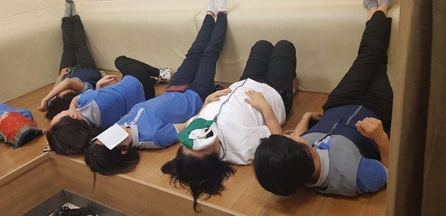 한 대형마트 판매 노동자들이 좁은 휴게실에 누워 쉬고 있다.