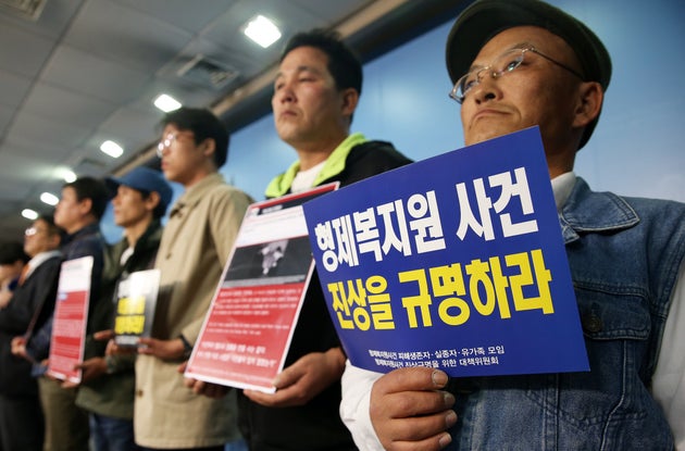 2016년 4월 27일 서울 여의도 국회 정론관에서 열린 형제복지원사건 진상규명을 위한 특별법 제정 촉구 기자회견에서 형제복지원 피해 생존자들이 피켓을 든 채 특별법 제정을 호소하고 있다.
