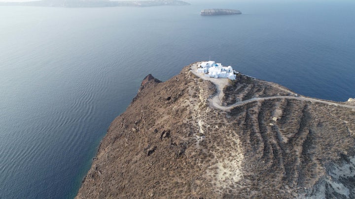 Άποψη του λόφου της Κοίμησης στο νότιο άκρο της Θηρασίας