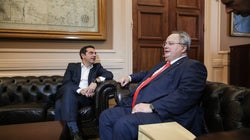 Αμηχανία, συγκίνηση, χαμόγελα και στιγμές βαθιάς περισυλλογής. Η τελετή παράδοσης-παραλαβής σε φωτογραφίες