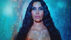 Τα γυμνά, τιρκουάζ δάκρυα της Κιμ Καρντάσιαν ανάβουν «φωτιές»