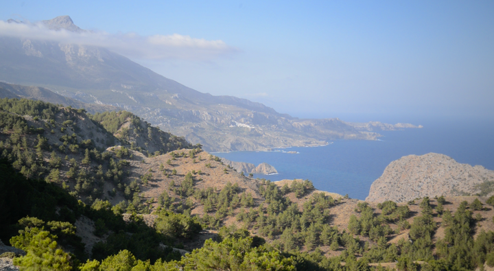 Βόρεια Κάρπαθος, Ασία. Στο βάθος διακρίνεται το ξεχωριστό Μεσοχώρι