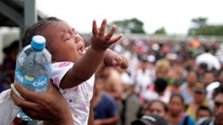 Χάος και απόγνωση στο Μεξικό με το καραβάνι χιλιάδων προσφύγων. Άνοιξαν τα σύνορα για τα γυναικόπαιδα (pics-vid)