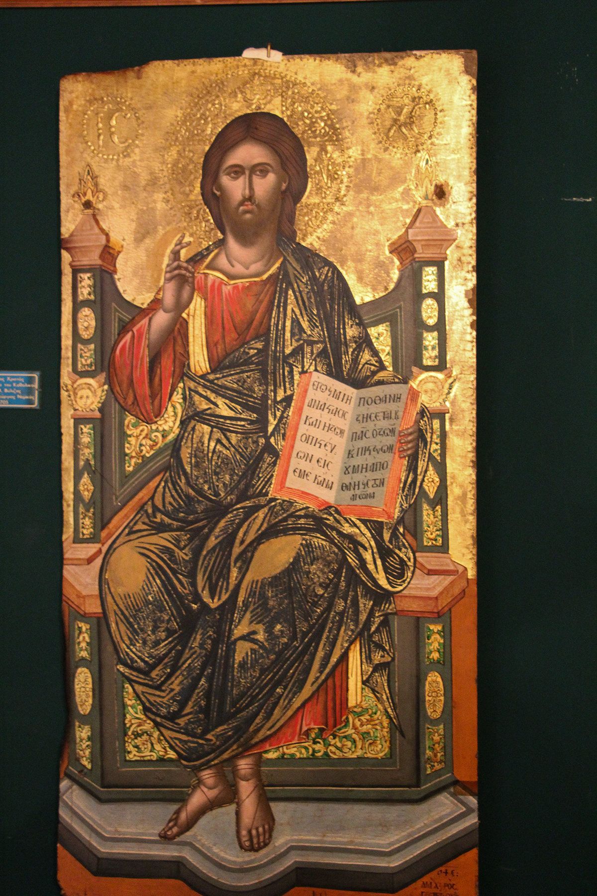 Ένθρονος Χριστός, δεσποτική εικόνα από το τέμπλο του ναού, σήμερα εκτίθεται στο Μουσείο Μεταβυζαντινών Εικόνων στο Ματσούκι. Ζωγράφος ο Γεώργιος Νομικός, 1705
