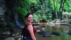 Έπεσε σε γκρεμό και έσπασε τη σπονδυλική της στήλη προσπαθώντας να ξεφύγει από βιαστή- τώρα τρέχει σε μαραθώνιο