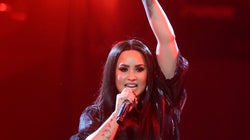 Η απεξάρτηση στα μέσα κοινωνικής δικτύωσης: Η δημόσια αποδοχή προσφέρει στις διασημότητες, ελπίδα