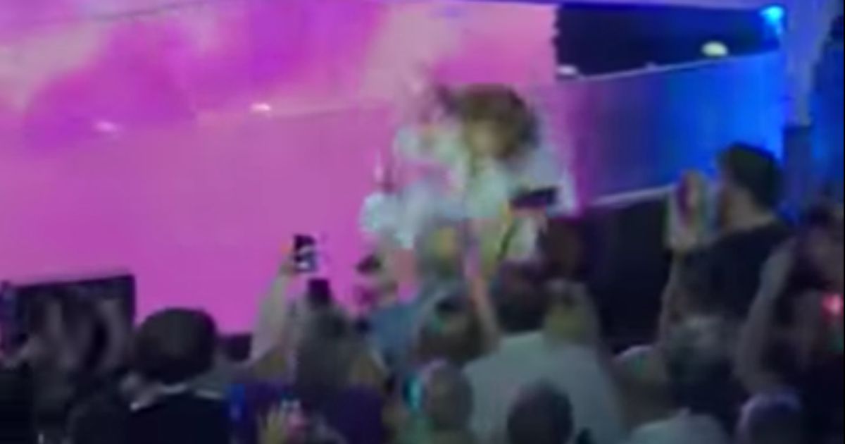 Paula Abdul Falls Off Stage Face First Into Crowd During Hard Rock Live ...