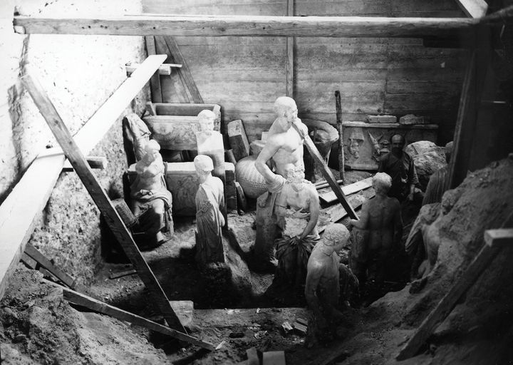 Όψη της αίθουσας 13 κατά την κατάχωση των αρχαιοτήτων στο Εθνικό Αρχαιολογικό Μουσείο, 1940-41. ΥΠΠΟΑ / Εθνικό Αρχαιολογικό Μουσείο/ΤΑΠ. 
