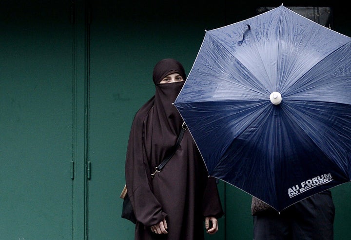 Une femme portant un niqab à Paris en 2014. Le Comité des droits de l'homme des États-Unis a déclaré que l'interdiction par la France de l'islam intégral