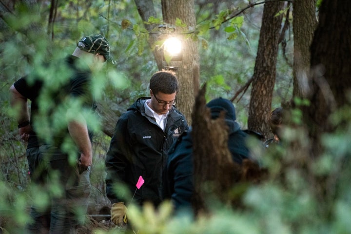 En esta foto del lunes 22 de octubre de 2018, los detectives investigan la escena en la que se encuentran los restos de una mujer del suroeste de Michigan que