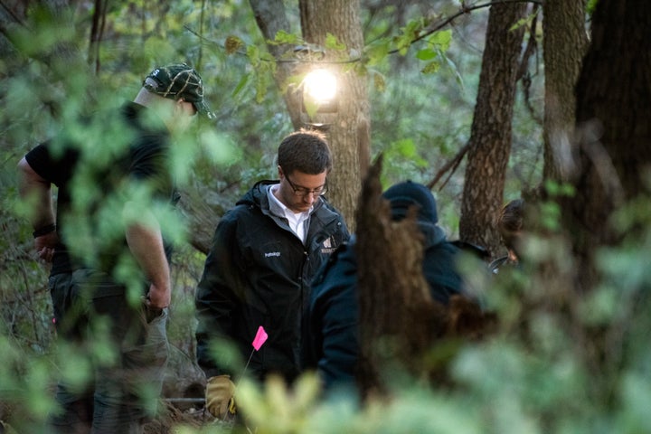  En esta foto del lunes 22 de octubre de 2018, los detectives investigan la escena en la que se encuentran los restos de una mujer del suroeste de Michigan que 