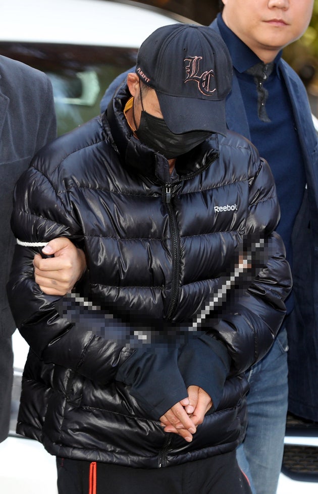주차장에서 전 부인을 흉기로 살해한 전 남편 김모씨가 영장실질심사를 받기 위해 25일 오전 서울남부지법으로 들어서고 있다.