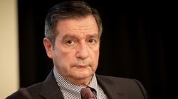 Συνθήματα κατά του Γιώργου Καμίνη. Ο Δήμαρχος έφυγε άρον άρον από μεζεδοπωλείο