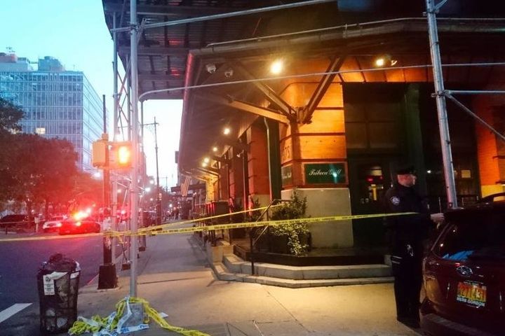 Αστυνομικές δυνάμεις έχουν αποκλείσει το εστιατόριο του Ρόμπερτ Ντε Νίρο, στο Μανχάταν, τα ξημερώματα της Πέμπτης.