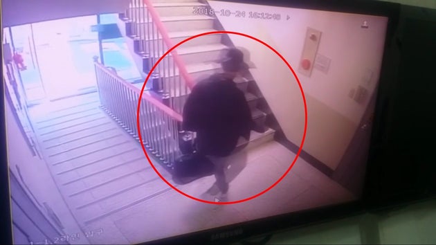 용의자 신모씨가 범행도구를 들고 아파트 계단을 올라가는 모습
