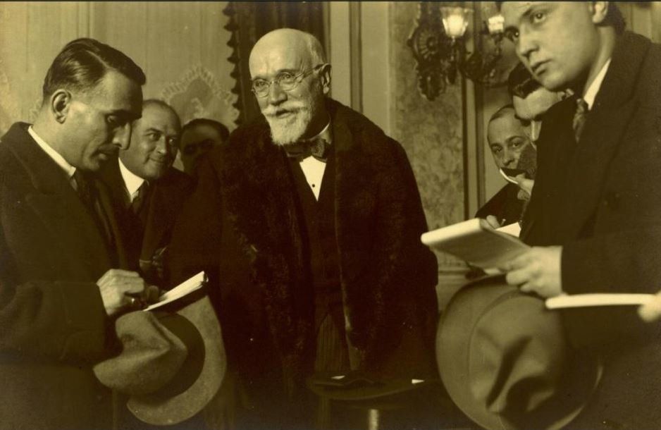 Ο Ελευθέριος Βενιζέλος κατά τη διάρκεια επίσκεψής του στο Βελιγράδι, δίνοντας συνέντευξη, 1928