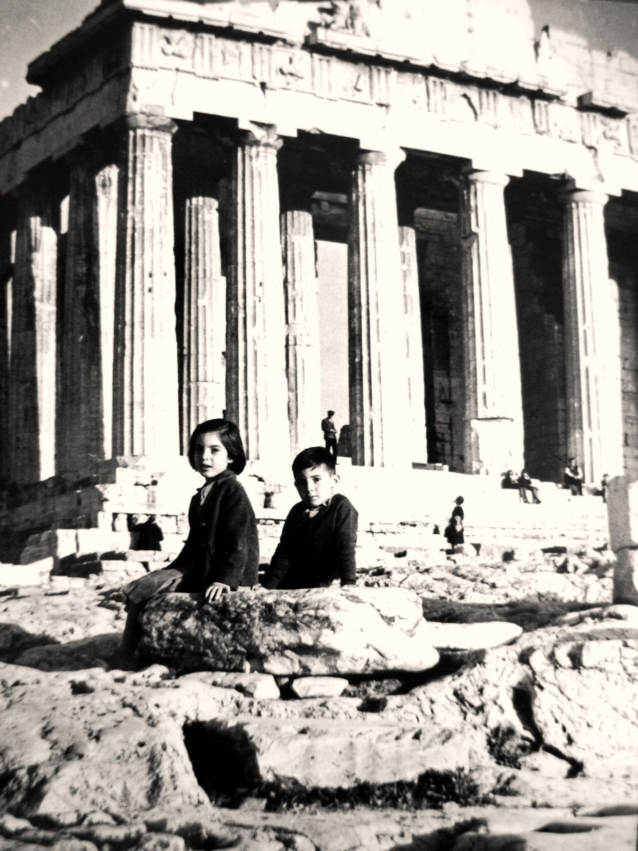 Ακρόπολη, 1965. Ο Νίκος Βατόπουλος με την αδελφή του. Από το αρχείο του συγγραφέα