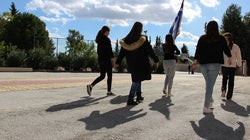 Το ελληνικό σχολείο κάνει ακόμα βήμα: «Περνάει το σχολειό, της Ελλάδος φρουρός»;
