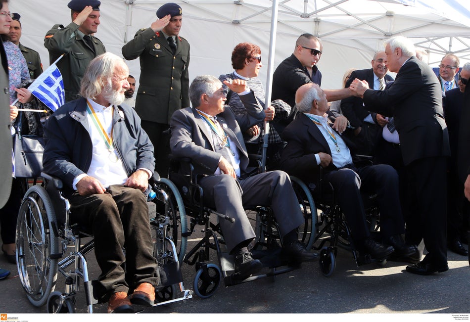 Ανάπηροι πολέμου παρακολουθούν την παρέλαση στη Θεσσαλονίκη