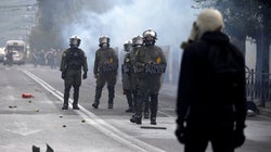 Επεισόδια στο μαθητικό συλλαλητήριο στο κέντρο της Αθήνας. Επιθέσεις σε ΜΑΤ από ομάδες αγνώστων