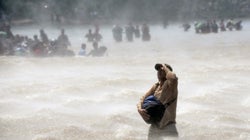 Μέσα από τα ορμητικά νερά ποταμού συνεχίζουν το ταξίδι τους για τις ΗΠΑ εκατοντάδες μετανάστες από την Ονδούρα