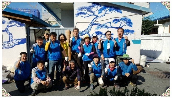13년째 김해를 중심으로 소외 가정의 집수리 봉사를 하고 있는 '뜨락나누리봉사회'의 모습. 박영애 씨는 뒷줄 오른쪽에서 두 번째.