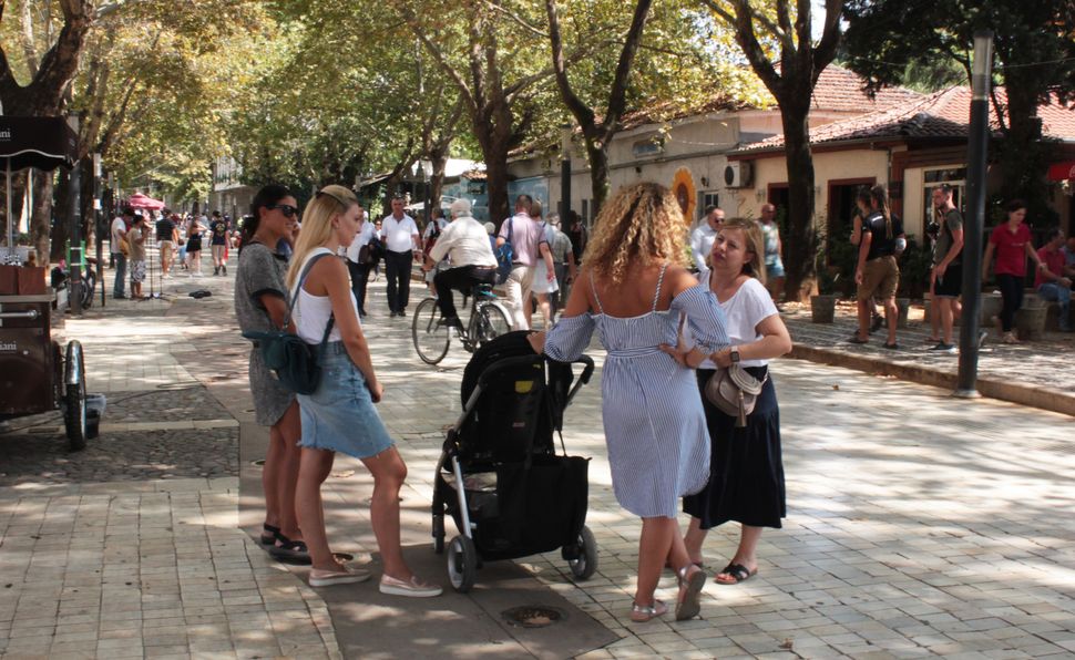 Ξένοι τουρίστες στην περιοχή του κρατικού θεάτρου. Ο τουρισμός στην Αλβανία αυξάνεται γεωμετρικά τα τελευταία χρόνια.